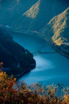 湖上のカヌーから見る紅葉